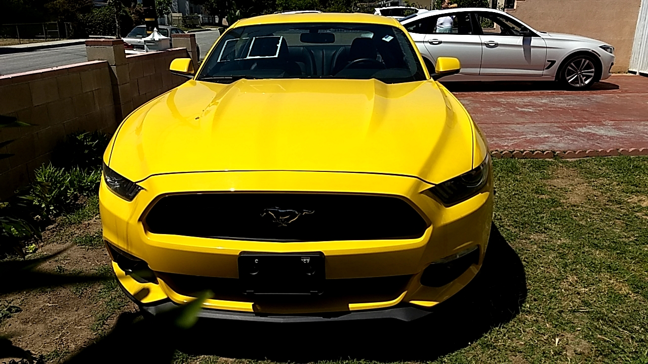 張先生非常喜歡福特野馬跑車(Ford Mustang),特別是手排版的跑車,但是台灣進口車比較貴,在台灣也很難買到手排野馬跑車,張先生想要將現在這台舊款福特野馬跑車賣掉,換一台新款手排版 Ford Mustang(福特野馬)跑車運到台灣,如何從美國買車運回台灣的流程手續、進口關稅、測試費用、海運費用等要多少錢呢?國外買車運回台灣划算嗎? 如何從美國買車運回台灣呢?先計算運車回台灣價格,Car2TW專業負責協助華僑留學生海運自用車到台灣,海運報關清關及通過台灣複雜的車輛測試項目,以福特野馬運車回台為例,最大的費用是台灣進口關稅,如果舊車價格的殘值是2萬美金,台灣全部進口關稅(包含進口稅、貨物稅、營業稅、商港服務費等)約美金1.2萬元,第二大筆費用是台灣的進口車輛測試費用,利用留學生條款優惠節省費用是美國買車運回台灣最大優勢,但是這麼高的關稅還要加上海運費用及車輛檢測費用,國外買車運回台灣划算嗎?