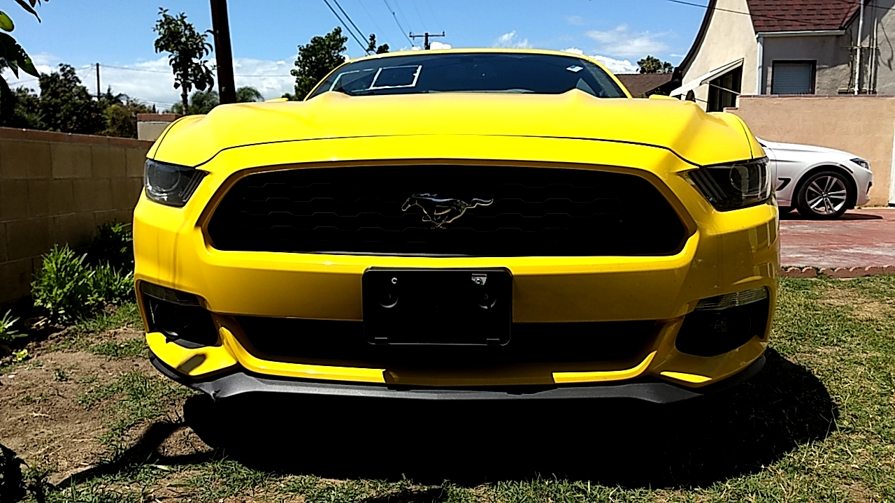 張先生非常喜歡福特野馬跑車(Ford Mustang),特別是手排版的跑車,但是台灣進口車比較貴,在台灣也很難買到手排野馬跑車,張先生想要將現在這台舊款福特野馬跑車賣掉,換一台新款手排版 Ford Mustang(福特野馬)跑車運到台灣,如何從美國買車運回台灣的流程手續、進口關稅、測試費用、海運費用等要多少錢呢?國外買車運回台灣划算嗎? 如何從美國買車運回台灣呢?先計算運車回台灣價格,Car2TW專業負責協助華僑留學生海運自用車到台灣,海運報關清關及通過台灣複雜的車輛測試項目,以福特野馬運車回台為例,最大的費用是台灣進口關稅,如果舊車價格的殘值是2萬美金,台灣全部進口關稅(包含進口稅、貨物稅、營業稅、商港服務費等)約美金1.2萬元,第二大筆費用是台灣的進口車輛測試費用,利用留學生條款優惠節省費用是美國買車運回台灣最大優勢。