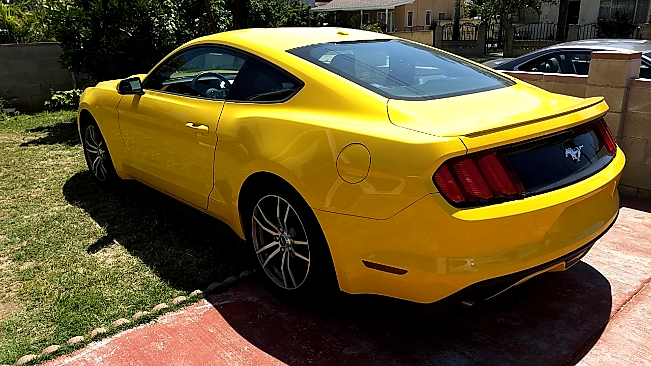 從國外運車到台灣有哪些費用呢?台灣進口關稅(進口稅+貨物稅+營業稅+商港服務費)全部加起來要用複利計算大約車價的60%,是的,台灣政府蠻狠的,用複利方式計算進口車關稅,車輛單價比較高的還有奢侈稅,台灣進口車價格比國外貴許多的原因就是進口關稅非常高,並不是如政府所謂的只有17.5%關稅,有關台灣進口車關稅計算方式請參閱這篇文章,另外還有車輛檢測(油耗、噪音、污染、安全、燈光…)費用,海運報關費用等等,這些加起來,動輒 2–4 萬美金以上! 如何從美國買車運回台灣呢?先計算運車回台灣價格,Car2TW專業負責協助華僑留學生海運自用車到台灣,海運報關清關及通過台灣複雜的車輛測試項目,以福特野馬運車回台為例,最大的費用是台灣進口關稅,如果舊車價格的殘值是2萬美金,台灣全部進口關稅(包含進口稅、貨物稅、營業稅、商港服務費等)約美金1.2萬元,第二大筆費用是台灣的進口車輛測試費用,利用留學生條款優惠節省費用是美國買車運回台灣最大優勢。