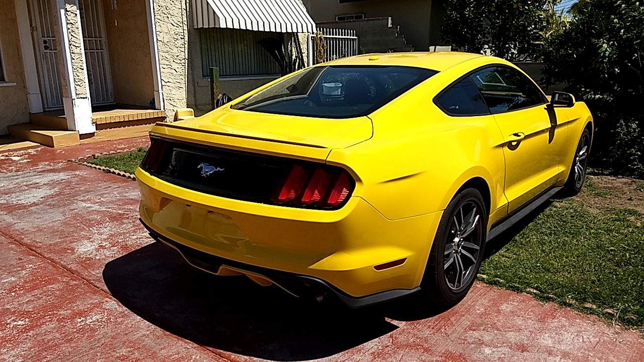 從國外運車到台灣有哪些費用呢?台灣進口關稅(進口稅+貨物稅+營業稅+商港服務費)全部加起來要用複利計算大約車價的60%,是的,台灣政府蠻狠的,用複利方式計算進口車關稅,車輛單價比較高的還有奢侈稅,台灣進口車價格比國外貴許多的原因就是進口關稅非常高,並不是如政府所謂的只有17.5%關稅,有關台灣進口車關稅計算方式請參閱這篇文章,另外還有車輛檢測(油耗、噪音、污染、安全、燈光…)費用,海運報關費用等等,這些加起來,動輒 2–4 萬美金以上! 如何從美國買車運回台灣呢?先計算運車回台灣價格,Car2TW專業負責協助華僑留學生海運自用車到台灣,海運報關清關及通過台灣複雜的車輛測試項目,以福特野馬運車回台為例,最大的費用是台灣進口關稅,如果舊車價格的殘值是2萬美金,台灣全部進口關稅(包含進口稅、貨物稅、營業稅、商港服務費等)約美金1.2萬元,第二大筆費用是台灣的進口車輛測試費用,利用留學生條款優惠節省費用是美國買車運回台灣最大優勢。