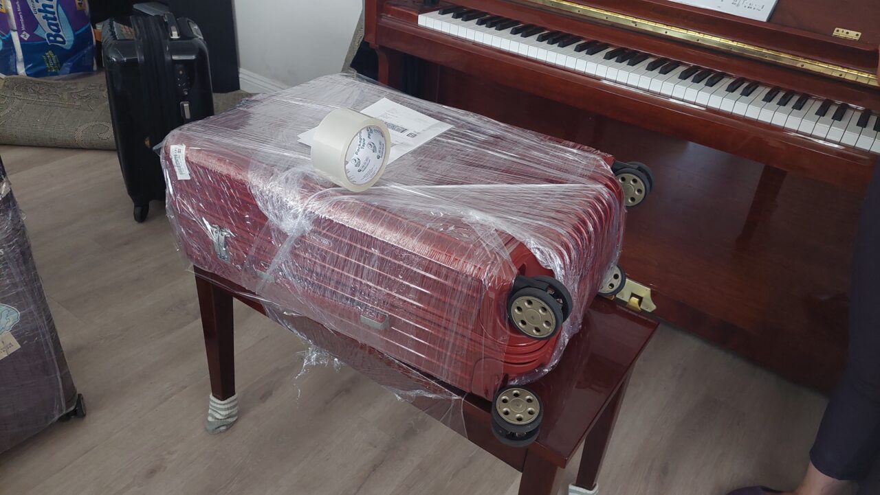 如何寄東西回台灣呢?張先生告訴Candy說:「如果沒有 Ship2TW/Car2TW,我根本不可能帶著夢想中的車回台灣。」,除了運車回台之外,張先生還需要把大批私人物品衣物書籍家具海運回台灣,美國Pleasanton的獨棟住宅空間寬敞,而台灣房子普遍較小,張先生必須決定哪些要運、哪些要丟,當然如果海運費用便宜,也考慮多寄一些東西回台灣。 如何寄東西回台灣呢?張先生告訴Candy說:「如果沒有 Ship2TW/Car2TW,我根本不可能帶著夢想中的車回台灣。」,除了運車回台之外,張先生還需要把大批私人物品衣物書籍家具海運回台灣,美國Pleasanton的獨棟住宅空間寬敞,而台灣房子普遍較小,張先生必須決定哪些要運、哪些要丟,當然如果海運費用便宜,也考慮多寄一些東西回台灣。