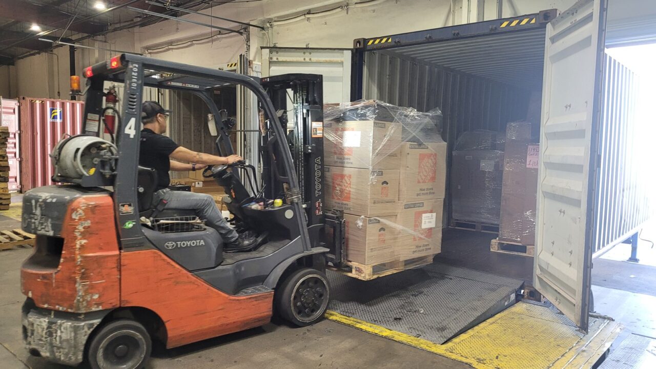 以福特野馬跑車從美國運到台灣為例:如果舊野馬殘值 2 萬美金 → 關稅約 1.2 萬美金,透過Ship2TW / Car2TW 擁有眾多車輛測試的授權報告,不需要重新送測,大幅降低測試不通過的風險,張先生的福特Mustang 全測試費 從 1.7 萬美元降到僅 2000 多美元,節省超過 80%!運車回台流程中費用還包含:海運費(含碼頭吊櫃/還櫃),台灣清關費,美西拖車費,倉儲處理費,美國出口報關文件,全部費用加起來仍比台灣購買同款新車便宜許多!更重要的是,台灣根本買不到手排版本福特野馬跑車。 以福特野馬跑車從美國運到台灣為例:如果舊野馬殘值 2 萬美金 → 關稅約 1.2 萬美金,透過Ship2TW / Car2TW 擁有眾多車輛測試的授權報告,不需要重新送測,大幅降低測試不通過的風險,張先生的福特Mustang 全測試費 從 1.7 萬美元降到僅 2000 多美元,節省超過 80%!運車回台流程中費用還包含:海運費(含碼頭吊櫃/還櫃),台灣清關費,美西拖車費,倉儲處理費,美國出口報關文件,全部費用加起來仍比台灣購買同款新車便宜許多!更重要的是,台灣根本買不到手排版本福特野馬跑車。