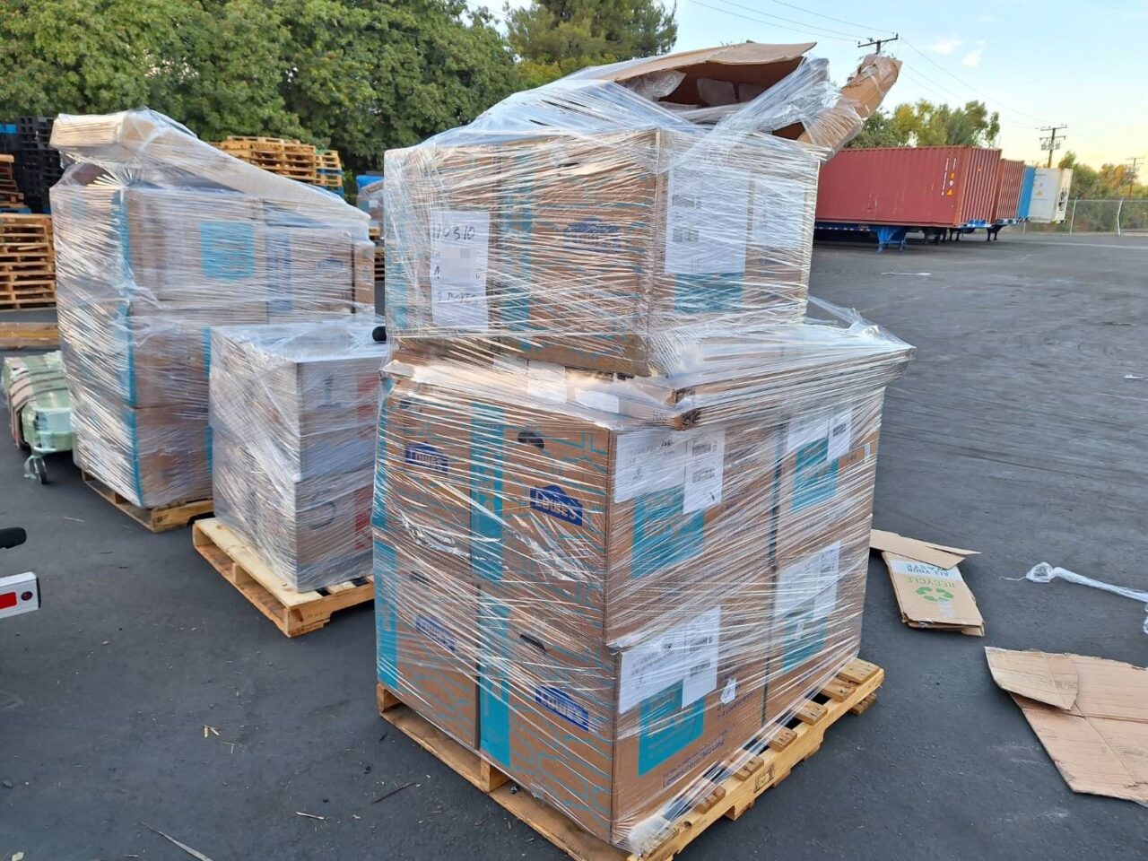 美國海關查驗風險 Ship2TW 也提前教育防雷,美國出口的貨櫃有約 10% 機率被海關抽查:X 光查驗:$100–200 / CBM,人工開櫃:$200–400 / CBM(最貴),Ship2TW 會提前協助客戶準備詳細海關申報清單、避免高風險物品,降低查驗概率,是業界最專業的服務模式。 美國海關查驗風險 Ship2TW 也提前教育防雷,美國出口的貨櫃有約 10% 機率被海關抽查:X 光查驗:$100–200 / CBM,人工開櫃:$200–400 / CBM(最貴),Ship2TW 會提前協助客戶準備詳細海關申報清單、避免高風險物品,降低查驗概率,是業界最專業的服務模式。