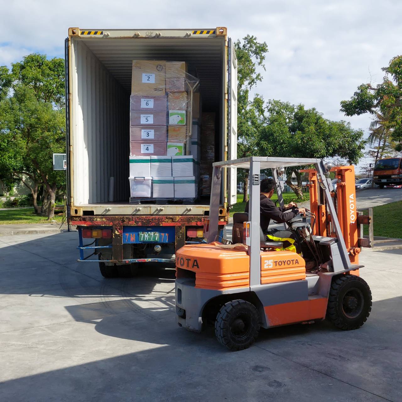 在Candy了解情況後協助張先生制定兩套方案:散貨集運或20呎海運貨櫃這兩種方式,兩種報價不同各有各有優缺點,費用如下: 散貨寄行李回台灣海運費(海運費用跟油價、景氣及季節變化):$300–450 / CBM(立方公尺),包含:美國舊金山(奧克蘭港)海運到台灣基隆港海運費用、港口拖車、吊櫃、裝櫃、海運保險、美國出口處理(打棧板固定、倉儲)等工作,美國當地到府打包搬運到出口倉庫費用 $120-150/hr,美國出口文件費 $150-200。 在Candy了解情況後協助張先生制定兩套方案:散貨集運或20呎海運貨櫃這兩種方式,兩種報價不同各有各有優缺點,費用如下: 散貨寄行李回台灣海運費(海運費用跟油價、景氣及季節變化):$300–450 / CBM(立方公尺),包含:美國舊金山(奧克蘭港)海運到台灣基隆港海運費用、港口拖車、吊櫃、裝櫃、海運保險、美國出口處理(打棧板固定、倉儲)等工作,美國當地到府打包搬運到出口倉庫費用 $120-150/hr,美國出口文件費 $150-200。